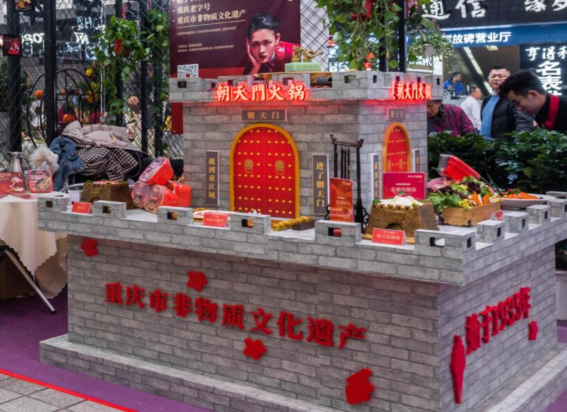 內(nèi)江開火鍋加盟店合適嗎？當(dāng)?shù)厥袌鋈绾危? /> </p>
<p>1.<a href='http://www.nrkmp.cn/' target='_blank'>火鍋店</a>眾多，可行性較高</p>
<p>內(nèi)江雖然有“甜城”之稱，但是當(dāng)?shù)厝巳匀浑x不了麻辣的魂，對火鍋的喜愛是溢于言表的。我們可以看到內(nèi)江的火鍋店數(shù)量并不少，這就說明一個(gè)問題，在內(nèi)江<a href='http://www.nrkmp.cn/zhinan/' target='_blank'>開火鍋店</a>的可行性是非常高的。我們可以對比各個(gè)火鍋店的品牌特色，通過優(yōu)劣分析，找到更加適合市場的發(fā)展道路。</p>
<p>2.人文景觀多，消費(fèi)需求旺</p>
<p>我們都知道，內(nèi)江是一座文化古城，培育了多位杰出的歷史名人，孔子之師萇弘和國畫大師張大千都是其中之一。當(dāng)?shù)氐娜宋摹⒆匀痪坝^非常多，深厚的文化氛圍吸引了眾多的旅客，由此，助長了當(dāng)?shù)氐南M(fèi)需求，不管什么地方來的游客，只要到了內(nèi)江，肯定都是要吃一吃火鍋的。外來消費(fèi)需求不斷上漲，再加上內(nèi)部本地人對美食的不盡喜愛和執(zhí)著追求，都為在內(nèi)江開火鍋加盟店提供了良好的發(fā)展契機(jī)。</p>
<p>3.品牌雜亂，選擇需謹(jǐn)慎</p>
<p>雖然從以上兩點(diǎn)我們都可以看出，內(nèi)江的火鍋加盟市場非常旺盛，但是并非所有人都能一舉成功，目前的<a href='http://www.nrkmp.cn/dongtai/' target='_blank'>火鍋行業(yè)</a>是火爆與危機(jī)并存的，發(fā)展形勢好，但也面臨著市場混亂，品牌多而雜，市場約束不足等問題，因而，作為投資人我們就得保持應(yīng)有的理性和判斷力，選擇品牌時(shí)要盡可能地選擇那些有一定市場知名度和威望的<a href='http://www.nrkmp.cn/' target='_blank'>火鍋品牌</a>。</p>
<p>綜上所述，內(nèi)江是一個(gè)吃火鍋氛圍濃烈的城市，當(dāng)?shù)夭粌H市場好，需求也旺，但是你也應(yīng)該明了的一點(diǎn)是，有開店想法的并不止你一人，大家都在爭分奪秒地?fù)寠Z資源，因此，為了避免好品牌、好門面被他人搶占，建議盡早行動(dòng)。以上就是我們的相關(guān)回答了，如有其它疑問，可給我們留言。</p><p><strong>推薦閱讀:</strong></p>
					<p><a href=